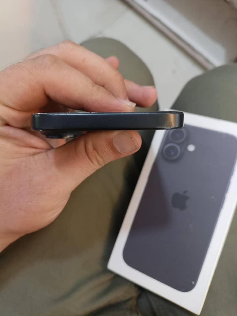 Apple iPhone 16 4