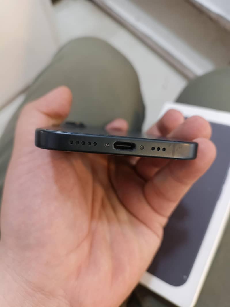 Apple iPhone 16 7
