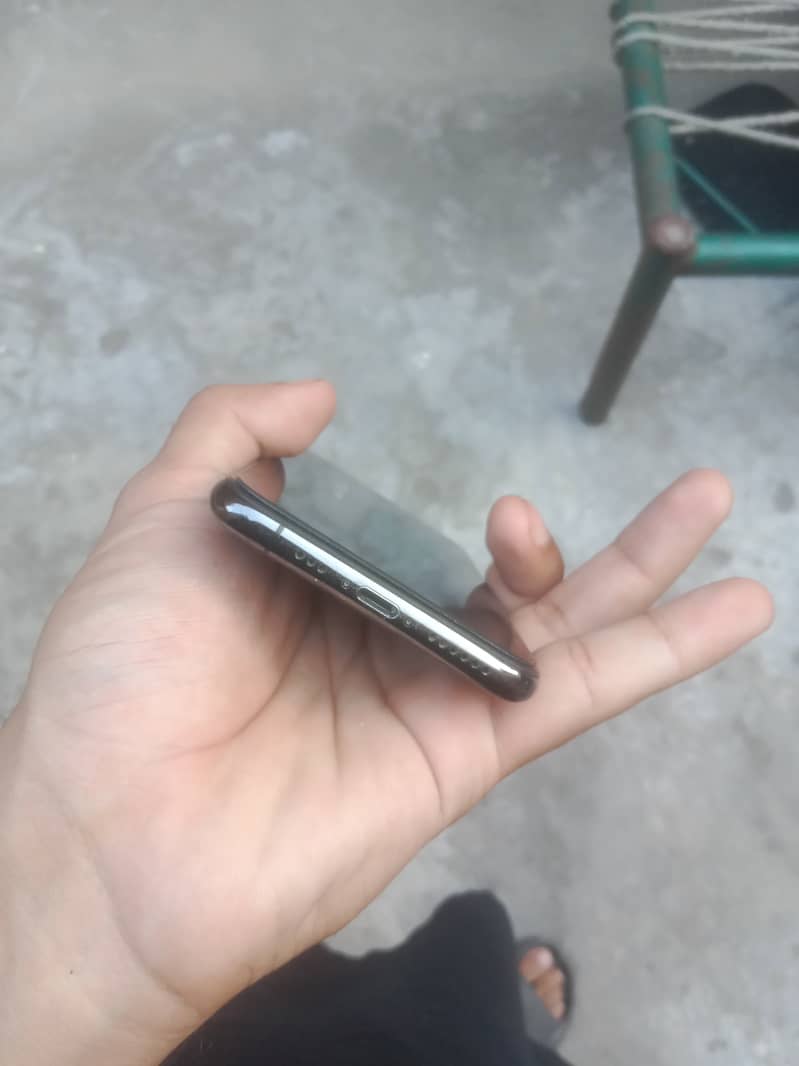 Apple iPhone XS 5