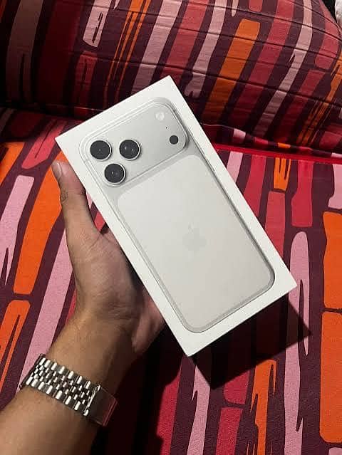 Apple iPhone 17 Pro Max 1
