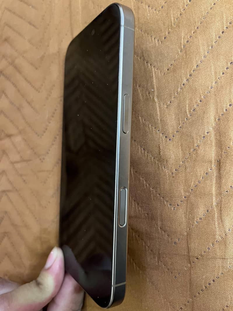 Apple iPhone 16 Pro 4