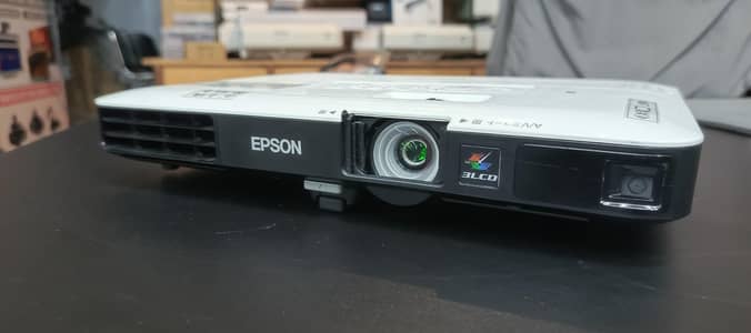 Epson EB-1785W Projector | WXGA | 3200 Lumens | Wireless | HDMI