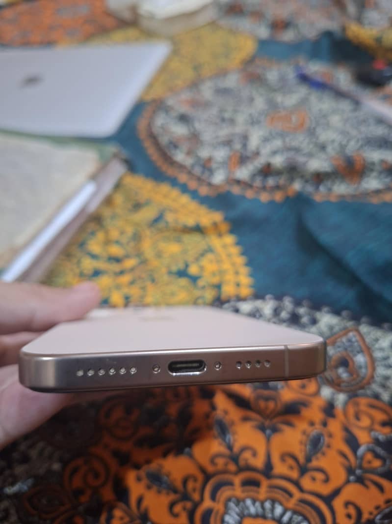 Apple iPhone 16 Pro Max 1