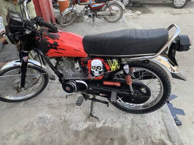 125 saaf condition ma hai bike ma kio isue ni hai ik hath pe use hota