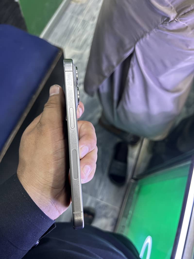 Apple iPhone 15 Pro 4