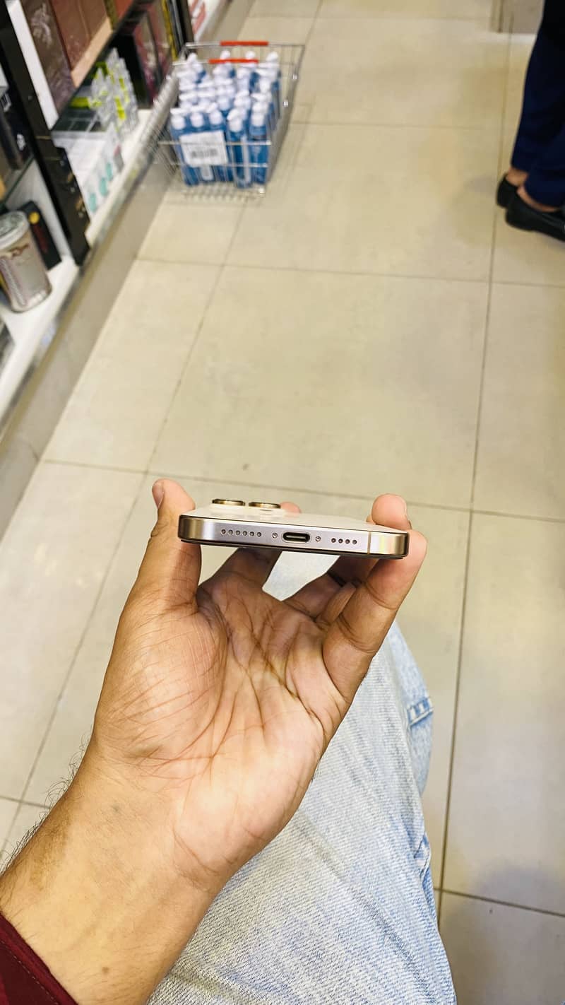 Apple iPhone 16 Pro Max 2