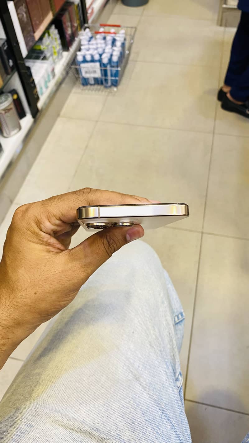 Apple iPhone 16 Pro Max 4