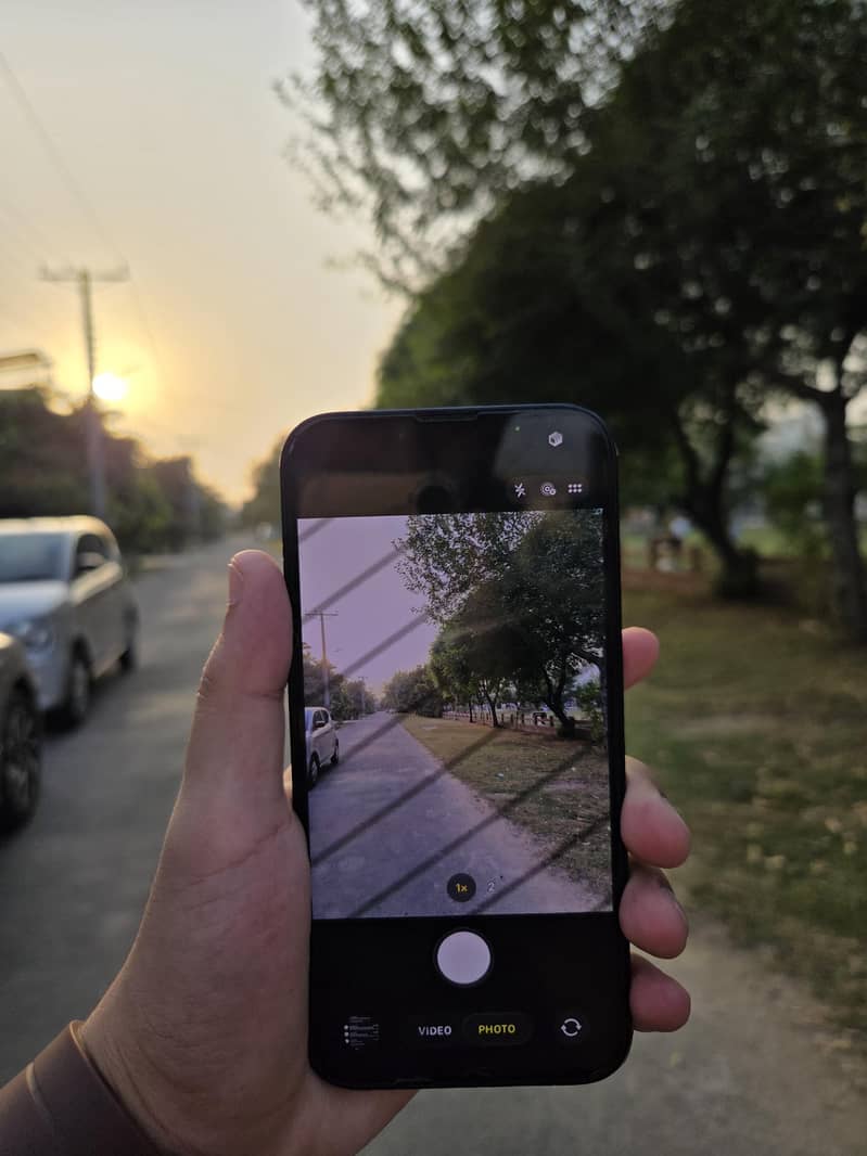 Apple iPhone 16e 7