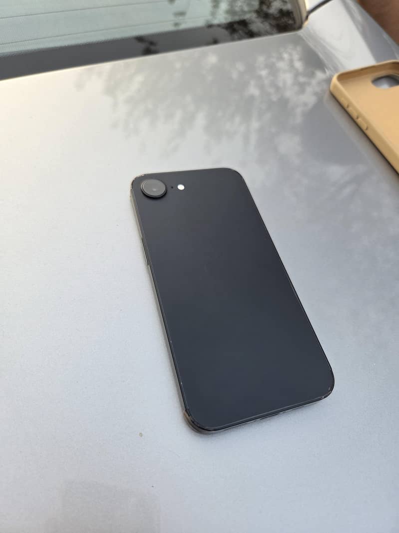 Apple iPhone 16e 8