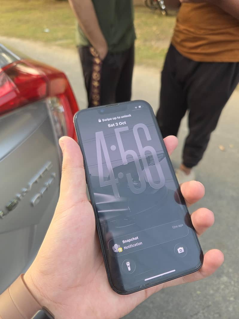 Apple iPhone 16e 9