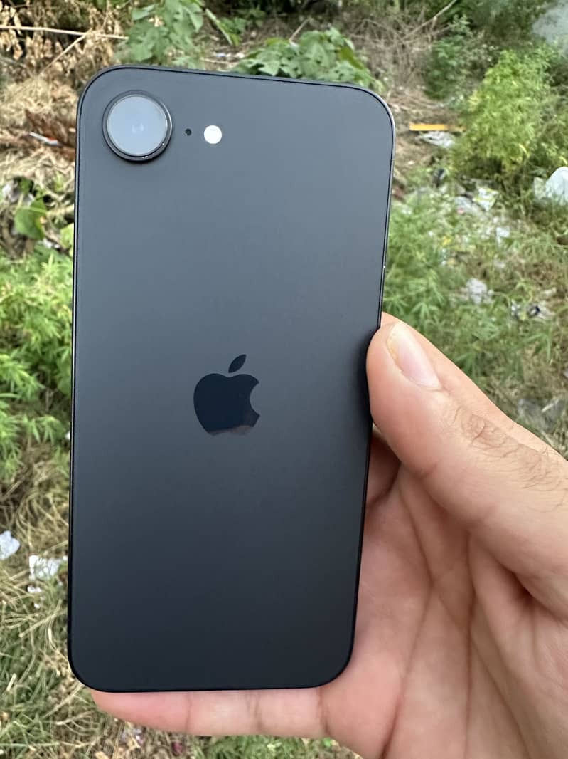 iPhone 16E 0