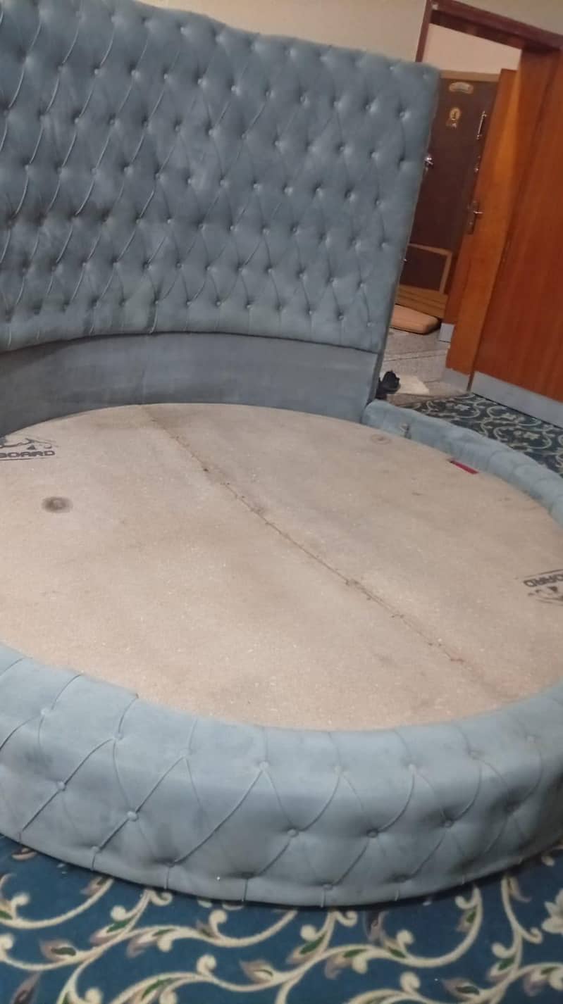 bed king size with side table 0