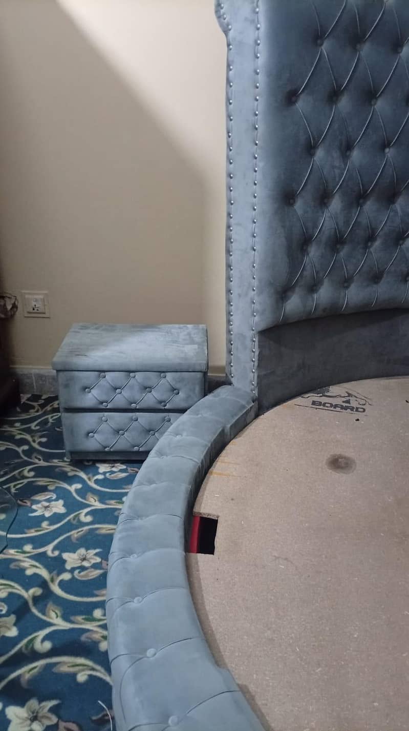 bed king size with side table 5