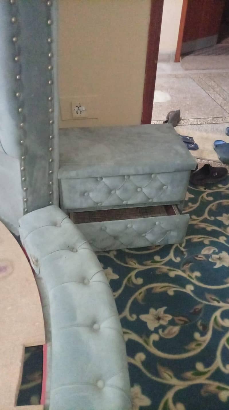 bed king size with side table 7