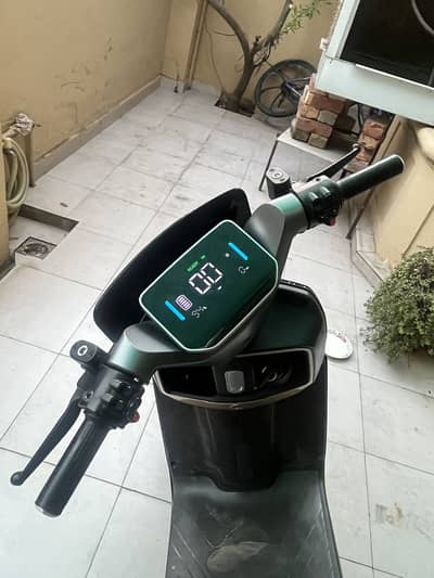 Metro M6 Evee Scooty with lithium reliable batteries