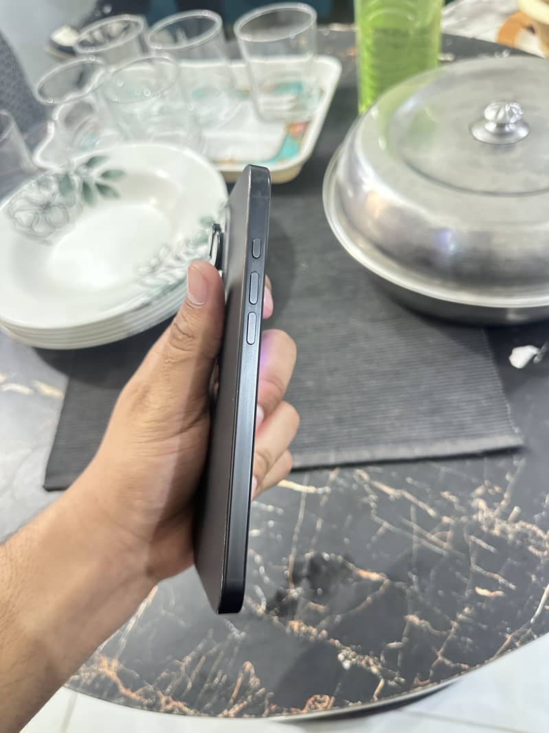 Apple iPhone 16 Pro Max 4