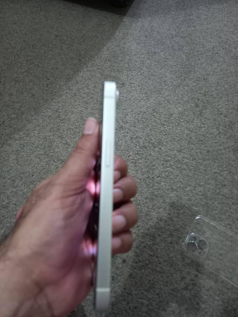 Apple iPhone 13 4