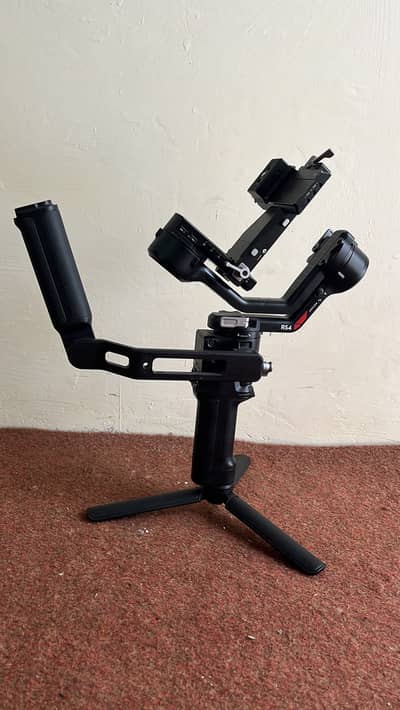 DJI RS 4 + Briefcase Handle — Excellent Condition