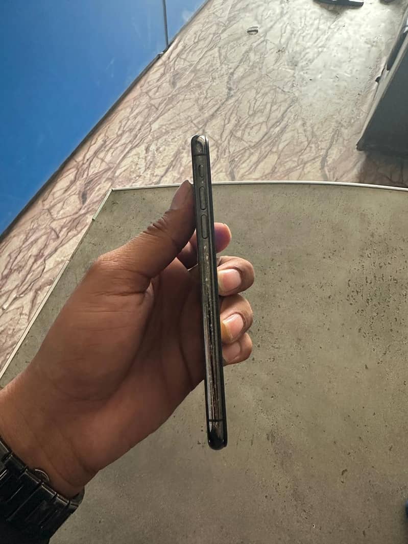 Apple iPhone X 4