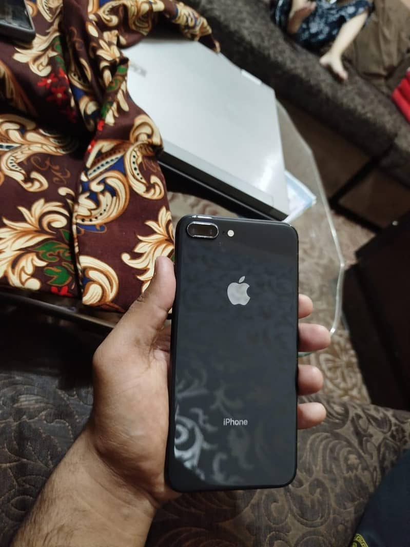 Apple iPhone 8 Plus 3