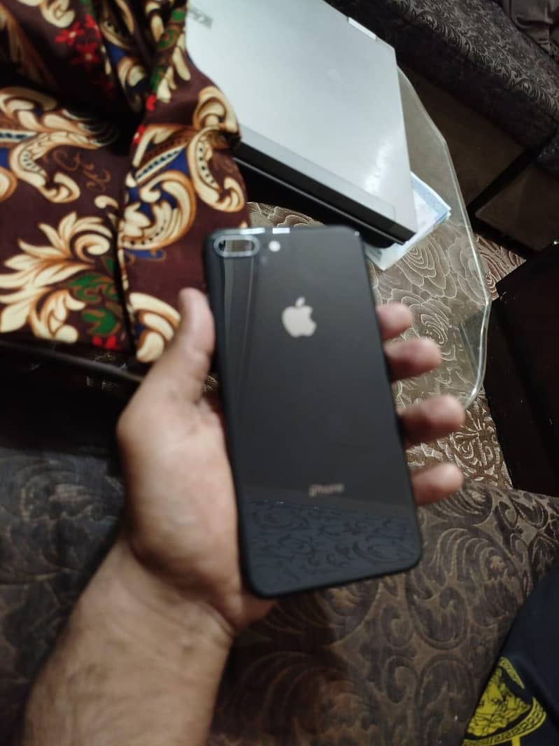 Apple iPhone 8 Plus 4