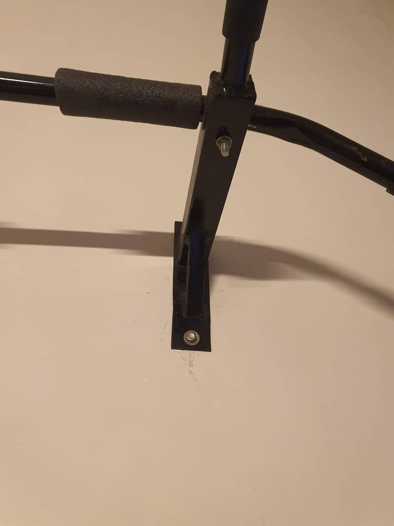 wall mounted pull up bar 1