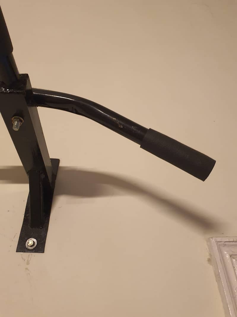 wall mounted pull up bar 2