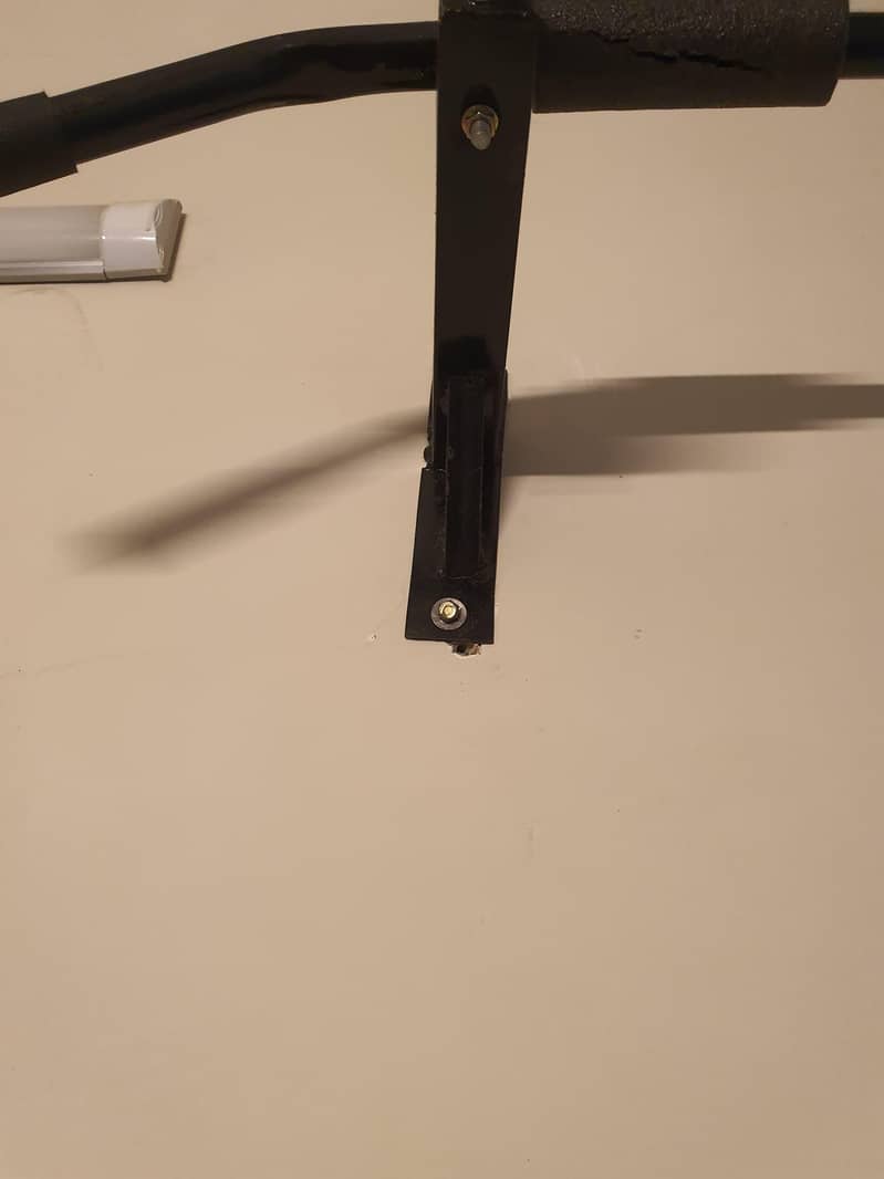 wall mounted pull up bar 3