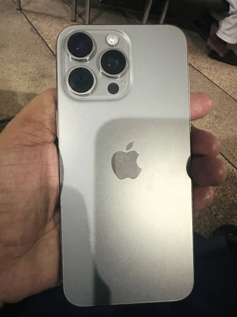 Apple iPhone 15 Pro Max 3