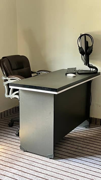 Premium Black Office Computer Table with Chair – Excellent Condition