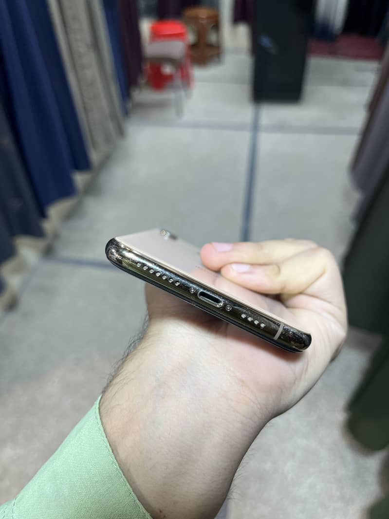 Apple iPhone XS Max 4