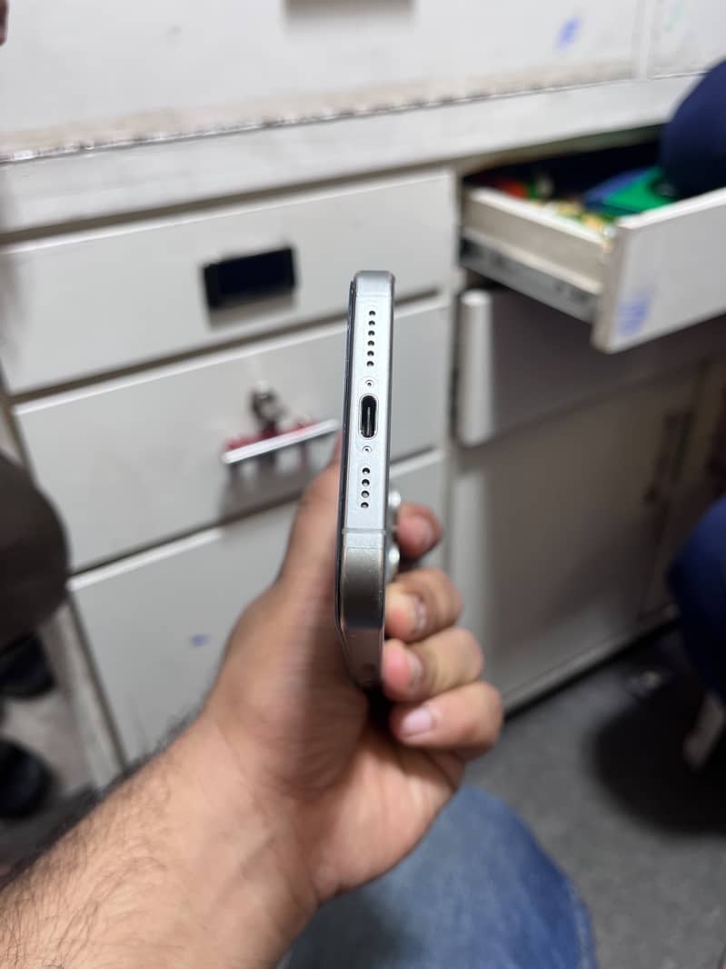 Apple iPhone 15 Pro Max 4