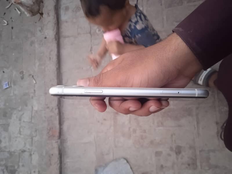 Apple iPhone 11 3