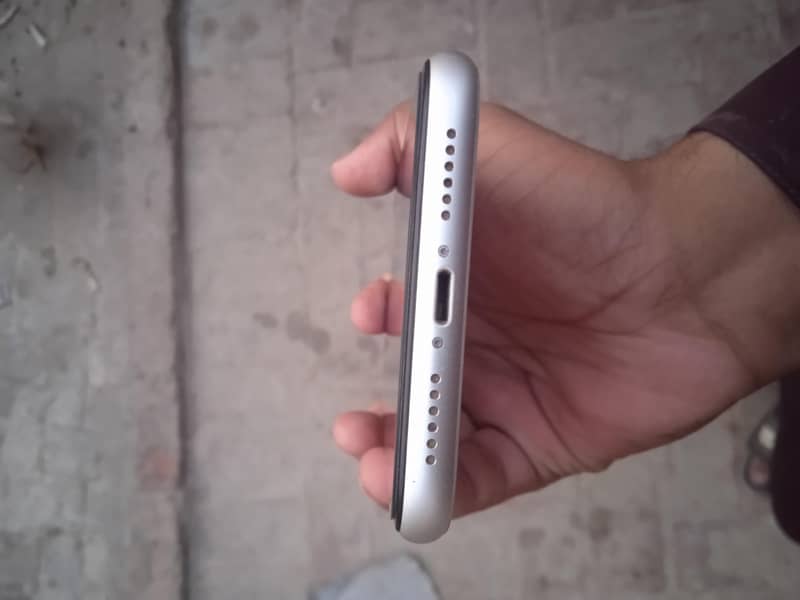 Apple iPhone 11 4
