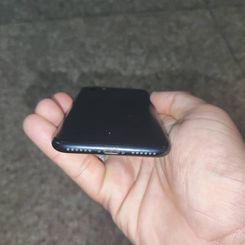 Apple iPhone 7 2