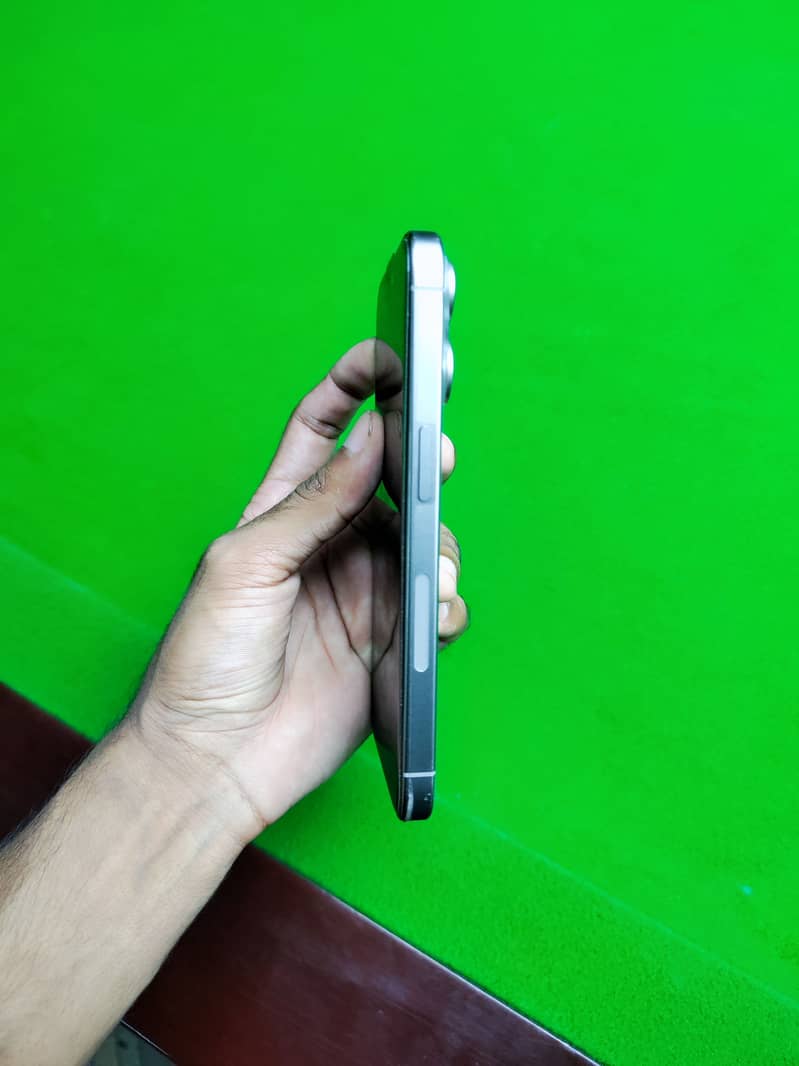 Apple iPhone 15 Pro 4