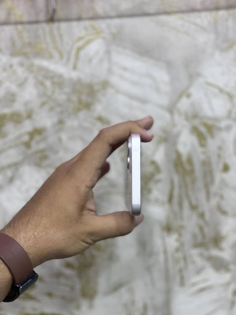 Apple iPhone 13 5