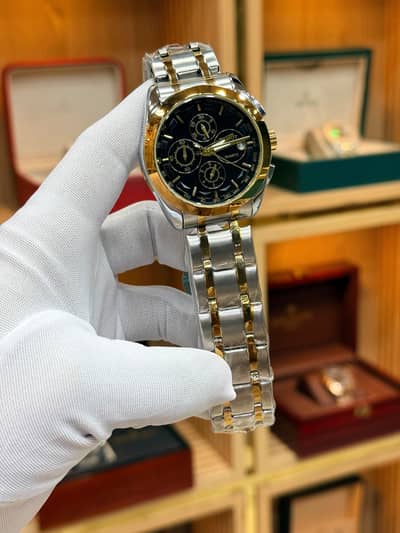 Branded Smartwatch for Sale - Excellent Condition with Box & Charger