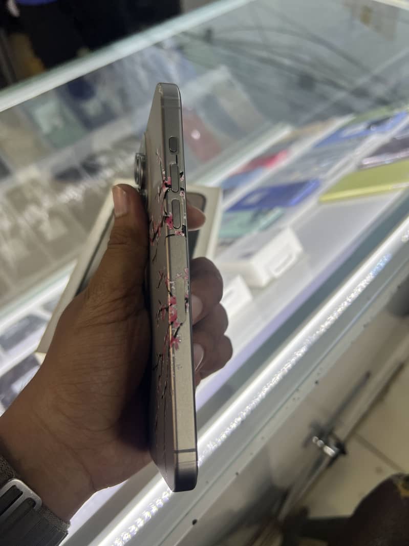 Apple iPhone 15 Pro Max 4