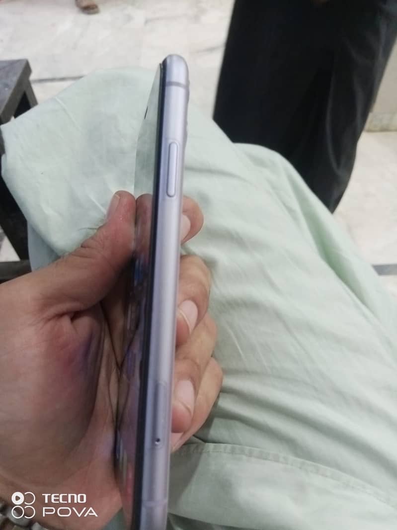 Apple iPhone 11 4