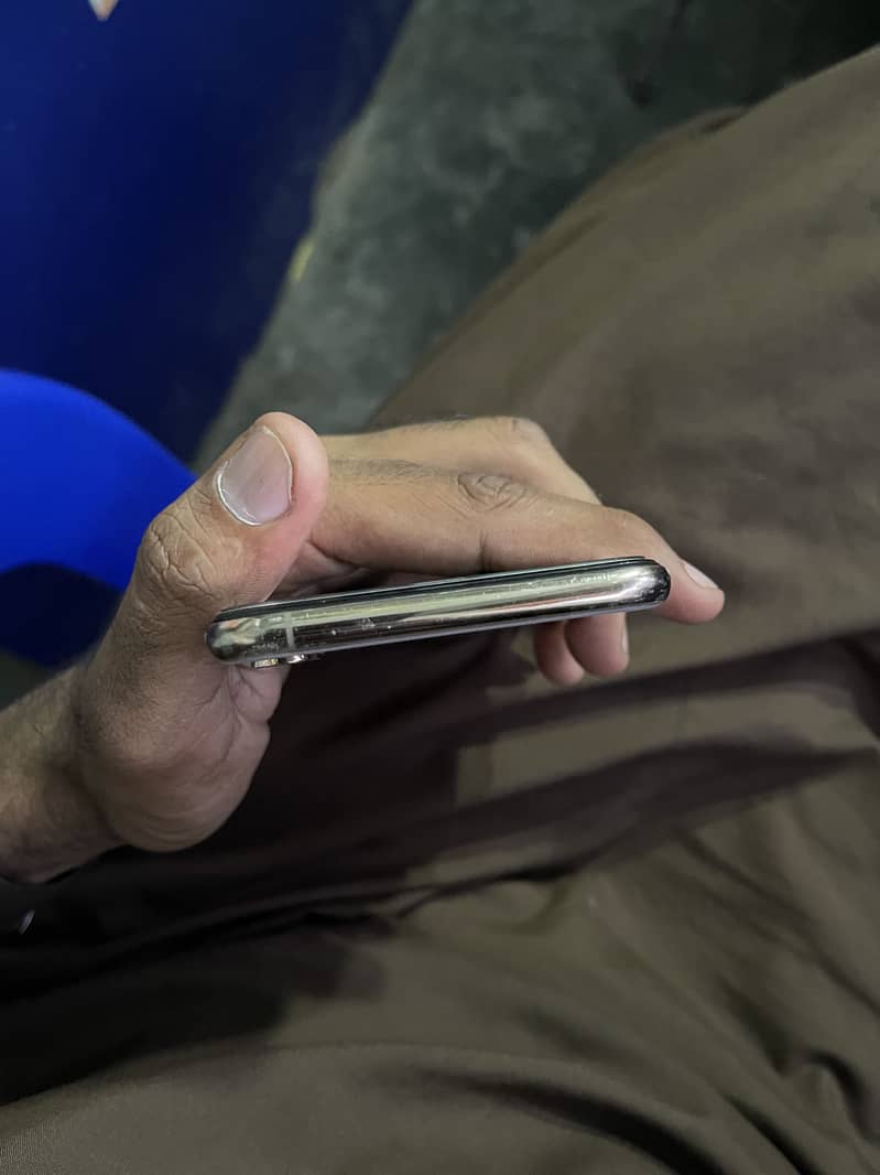 Apple iPhone XS Max 3