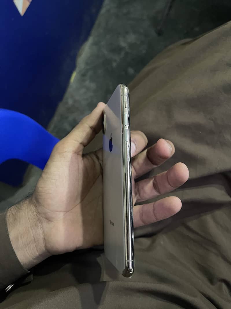 Apple iPhone XS Max 4