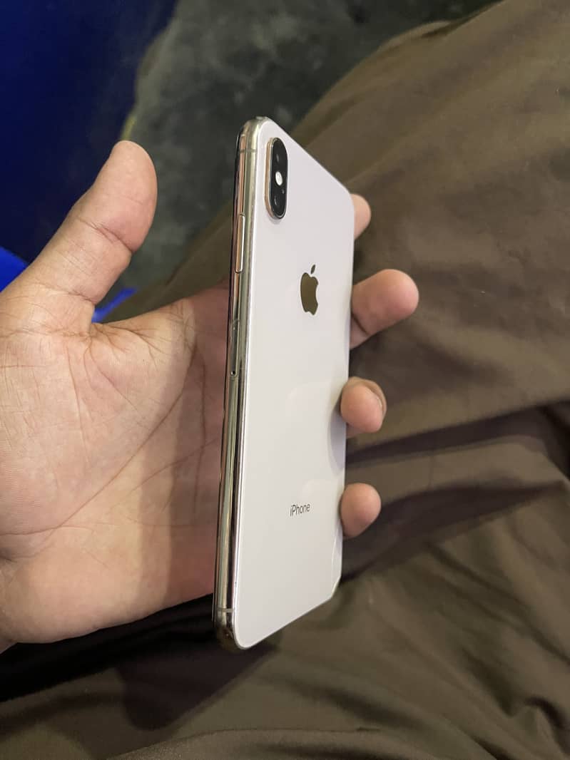 Apple iPhone XS Max 7