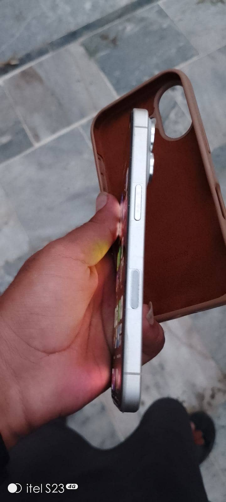 Apple iPhone 16 11