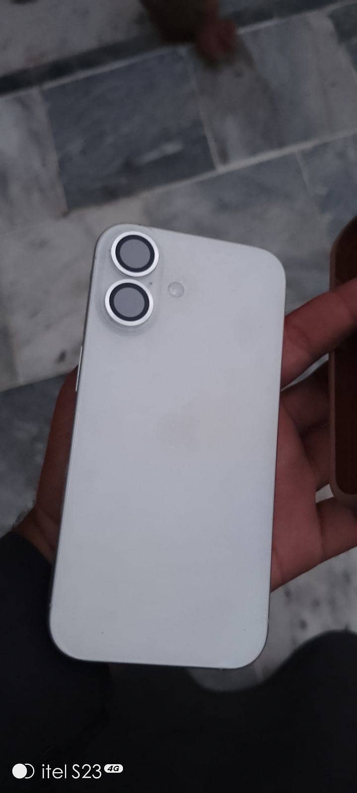 Apple iPhone 16 12