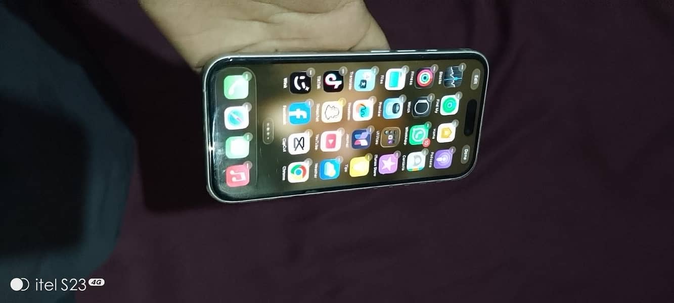 Apple iPhone 16 13