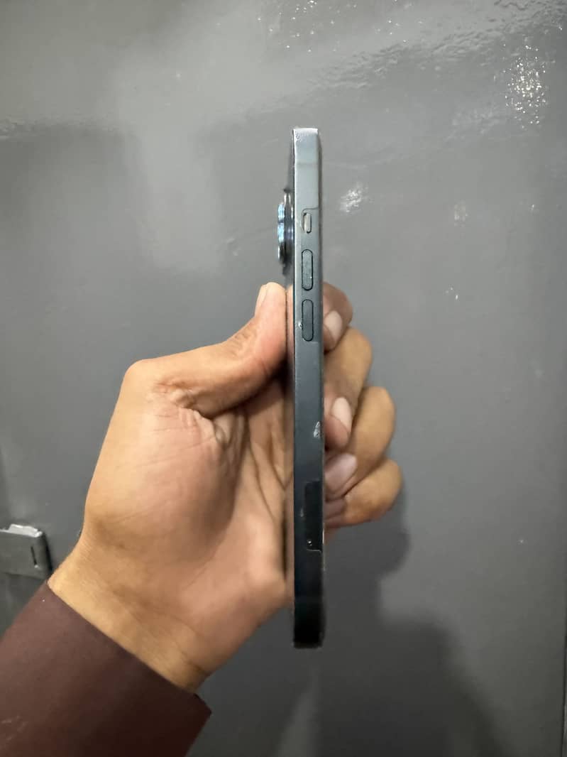Apple iPhone 13 2