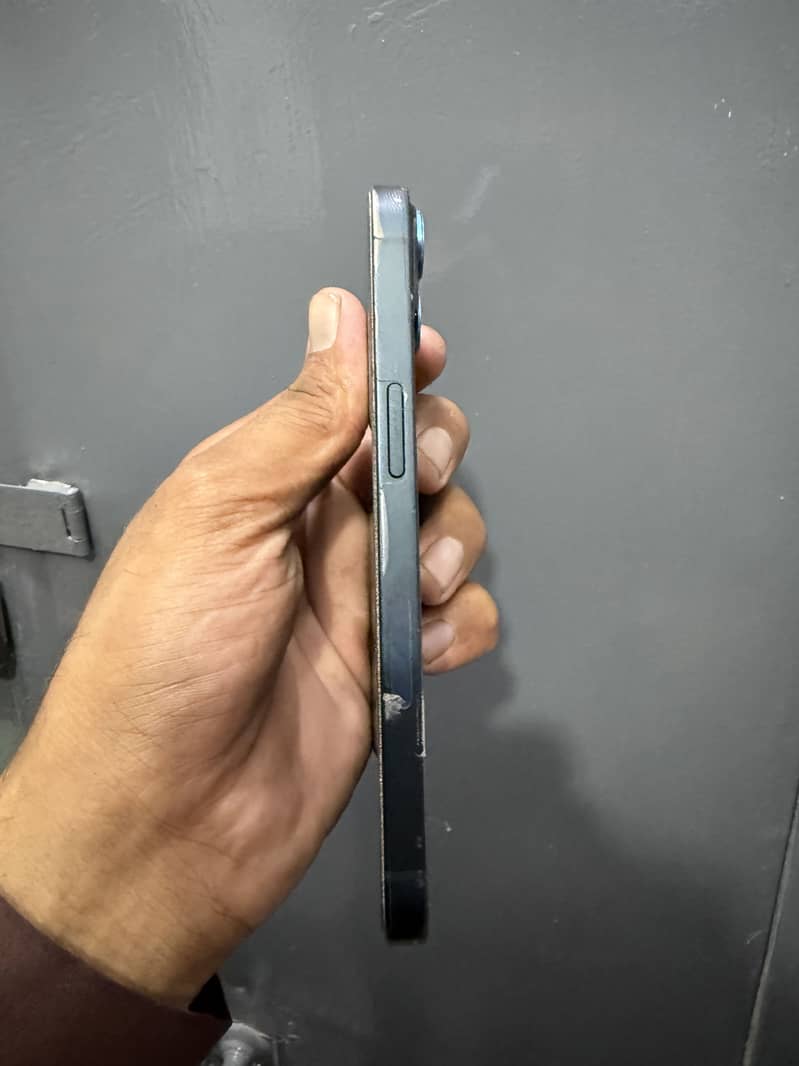 Apple iPhone 13 4