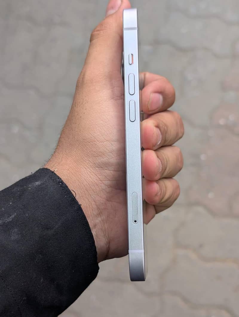 Apple iPhone 14 4