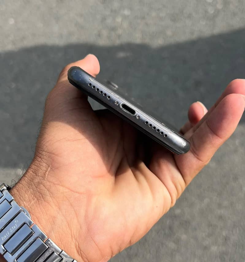 Apple iPhone 11 4